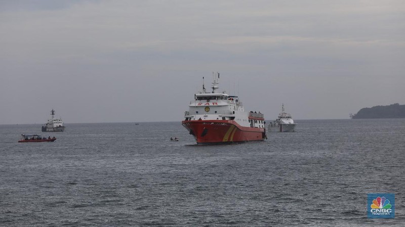 Anak Buah Kapal (ABK) KN Trisula melakukan pencarian dari kecelakaan pesawat Sriwijaya Air SJ-182 di perairan antara Pulau Lancang dan Pulau Laki, Kepulauan Seribu, Jakarra, Minggu (10/1/2021).
