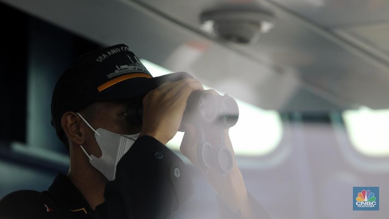 Anak Buah Kapal (ABK) KN Trisula melakukan pencarian dari kecelakaan pesawat Sriwijaya Air SJ-182 di perairan antara Pulau Lancang dan Pulau Laki, Kepulauan Seribu, Jakarra, Minggu (10/1/2021).