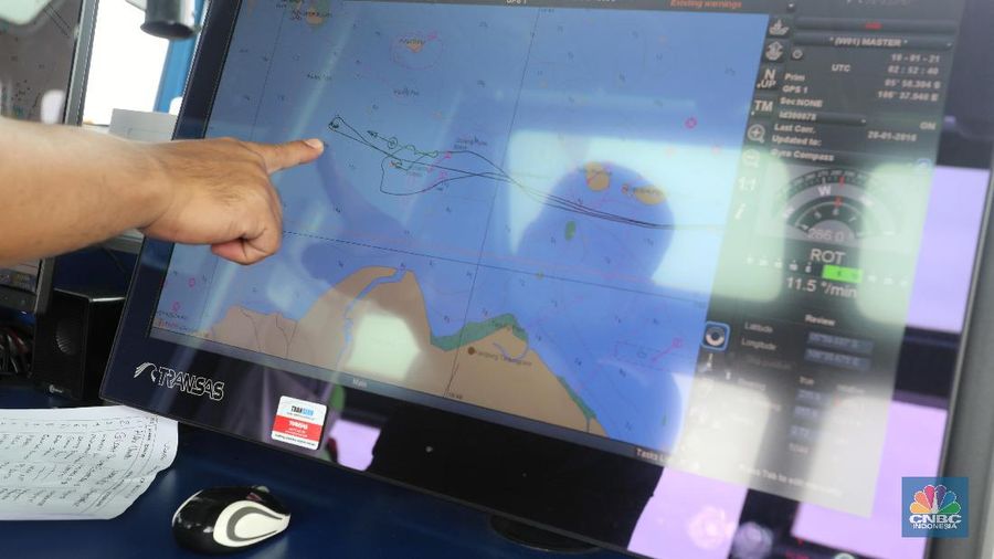 Anak Buah Kapal (ABK) KN Trisula melakukan pencarian dari kecelakaan pesawat Sriwijaya Air SJ-182 di perairan antara Pulau Lancang dan Pulau Laki, Kepulauan Seribu, Jakarra, Minggu (10/1/2021).