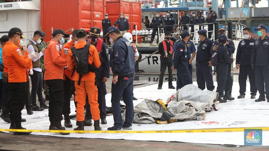 Petugas SAR memeriksa temuan tangga darurat dari kecelakaan pesawat Sriwijaya pesawat Sriwijaya Air SJ-182 di wilayah Kepulauan Seribu, Jakarta, Minggu (10/1/2021).  (CNBC Indonesia/Andrean Kristianto)