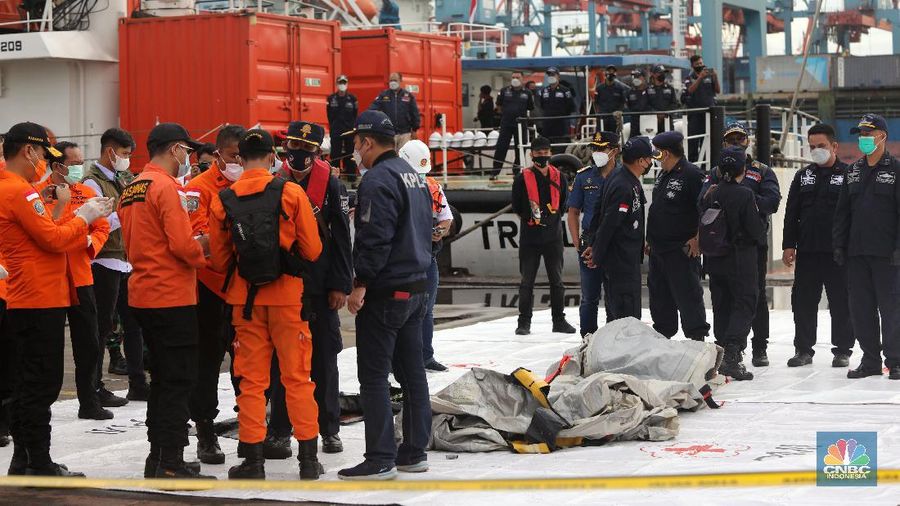 Petugas SAR memeriksa temuan tangga darurat dari kecelakaan pesawat Sriwijaya pesawat Sriwijaya Air SJ-182 di wilayah Kepulauan Seribu, Jakarta, Minggu (10/1/2021).  (CNBC Indonesia/Andrean Kristianto)