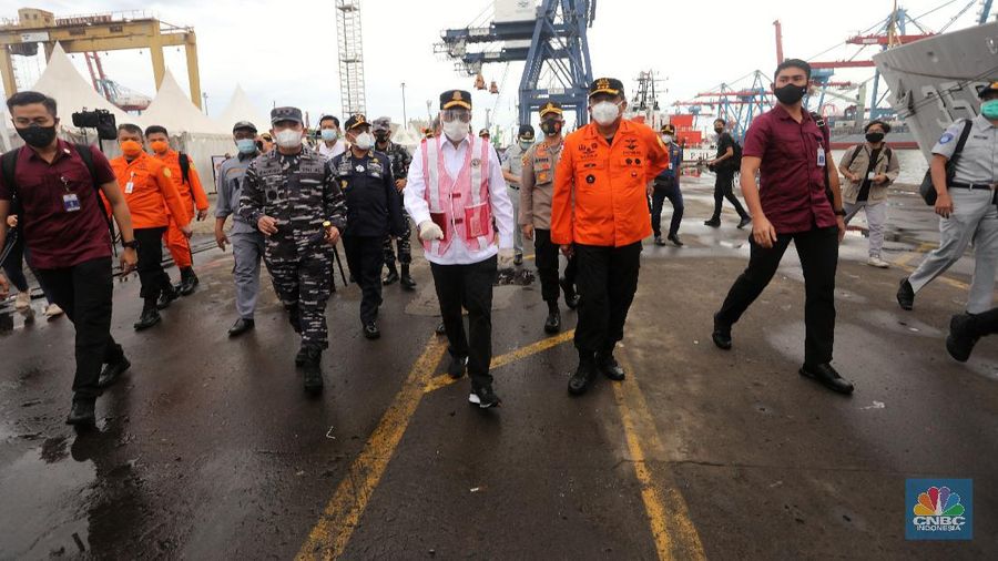 Petugas SAR memeriksa temuan tangga darurat dari kecelakaan pesawat Sriwijaya pesawat Sriwijaya Air SJ-182 di wilayah Kepulauan Seribu, Jakarta, Minggu (10/1/2021). (CNBC Indonesia/Andrean Kristianto)