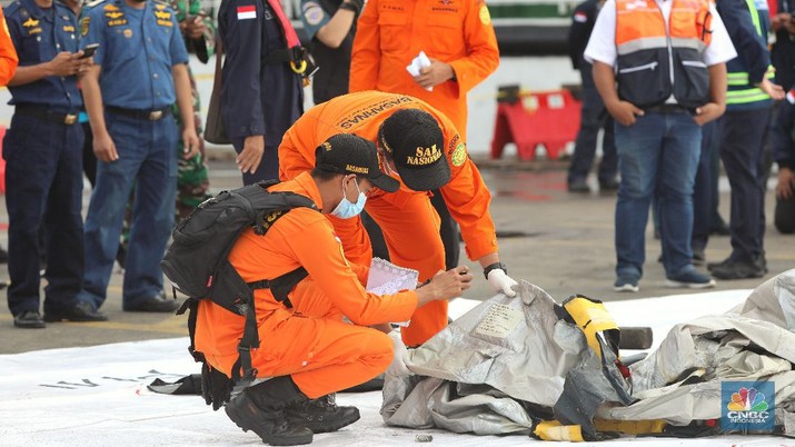 Petugas SAR memeriksa temuan tangga darurat dari kecelakaan pesawat Sriwijaya pesawat Sriwijaya Air SJ-182 di wilayah Kepulauan Seribu, Jakarta, Minggu (10/1/2021). (CNBC Indonesia/Andrean Kristianto) Petugas SAR memeriksa temuan tangga darurat dari kecelakaan pesawat Sriwijaya pesawat Sriwijaya Air SJ-182 di wilayah Kepulauan Seribu, Jakarta, Minggu (10/1/2021). (CNBC Indonesia/Andrean Kristianto)