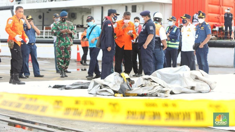 Petugas SAR memeriksa temuan tangga darurat dari kecelakaan pesawat Sriwijaya pesawat Sriwijaya Air SJ-182 di wilayah Kepulauan Seribu, Jakarta, Minggu (10/1/2021).  (CNBC Indonesia/Andrean Kristianto)