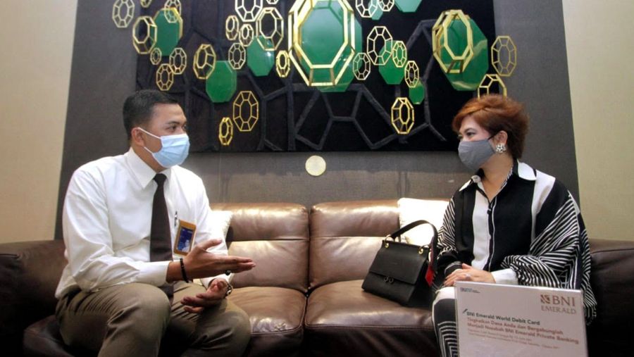 Relationship Manager sedang berbincang-bincang dengan Nasabah BNI Emerald di BNI Emerald Lounge, Jakarta belum lama ini./Dok BNI