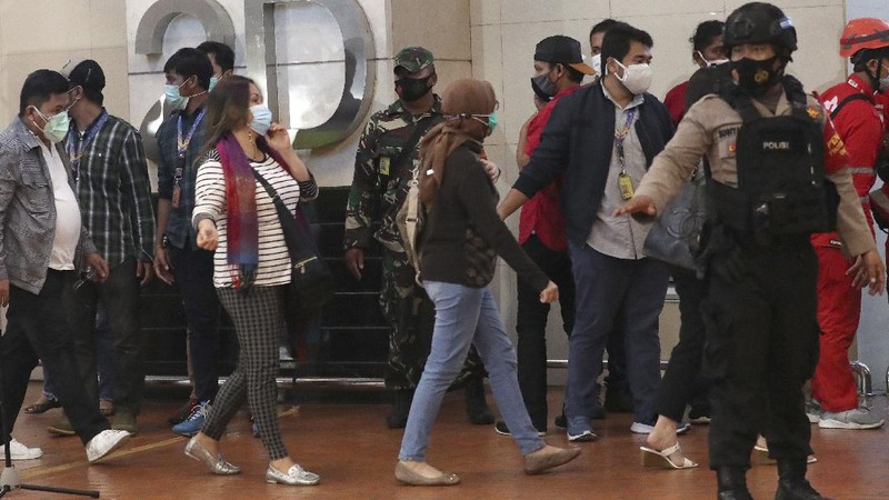 Kerabat penumpang menunggu laporan informasi keterangan Pesawat Sriwajaya Air di posko krisis Sriwijaya Air di Bandara Internasional Soekarno-Hatta di Tangerang, Indonesia, Sabtu, 9 Januari. , 2021.(AP Photo/Tatan Syuflana)