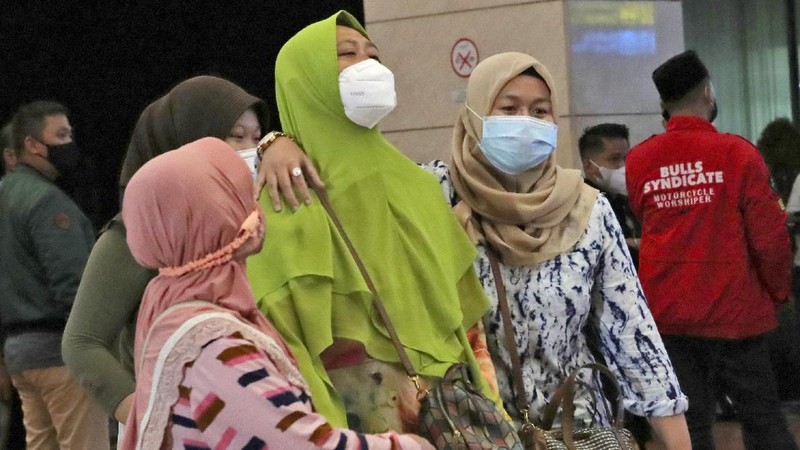 Kerabat penumpang menunggu laporan informasi keterangan Pesawat Sriwajaya Air di posko krisis Sriwijaya Air di Bandara Internasional Soekarno-Hatta di Tangerang, Indonesia, Sabtu, 9 Januari. , 2021.(AP Photo/Tatan Syuflana)