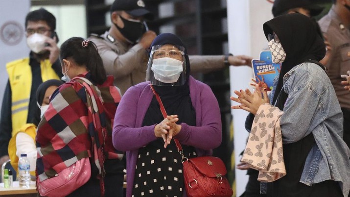 Sriwijaya Air Kerabat penumpang menunggu laporan informasi keterangan Pesawat Sriwajaya Air di posko krisis Sriwijaya Air di Bandara Internasional Soekarno-Hatta di Tangerang, Indonesia, Sabtu, 9 Januari. , 2021.(AP Photo/Tatan Syuflana)