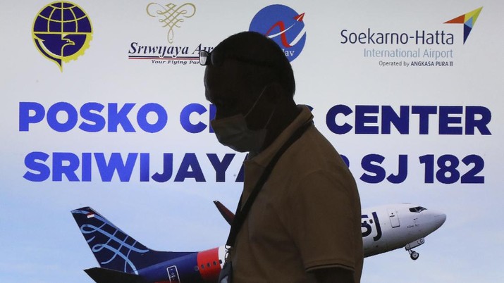 Sriwijaya Air Kerabat penumpang menunggu laporan informasi keterangan Pesawat Sriwajaya Air di posko krisis Sriwijaya Air di Bandara Internasional Soekarno-Hatta di Tangerang, Indonesia, Sabtu, 9 Januari. , 2021.(AP Photo/Tatan Syuflana)