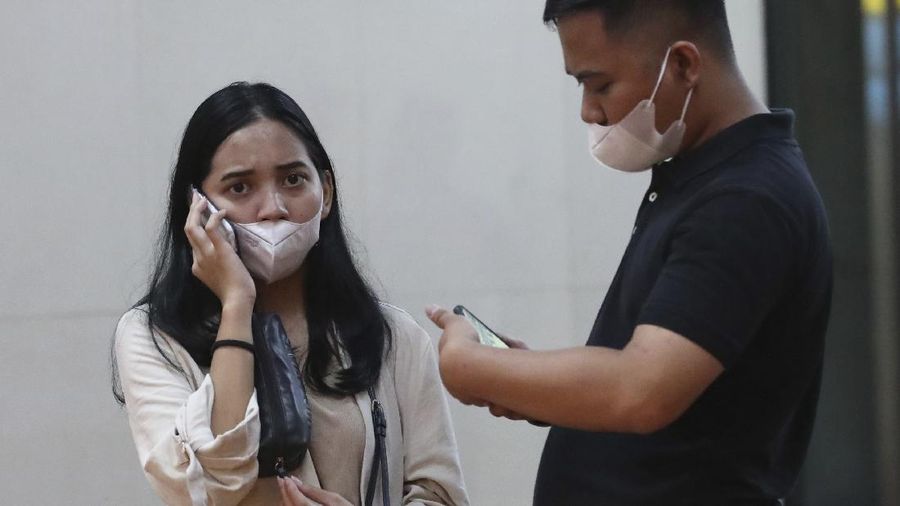 Kerabat penumpang menunggu laporan informasi keterangan Pesawat Sriwajaya Air di posko krisis Sriwijaya Air di Bandara Internasional Soekarno-Hatta di Tangerang, Indonesia, Sabtu, 9 Januari. , 2021.(AP Photo/Tatan Syuflana)