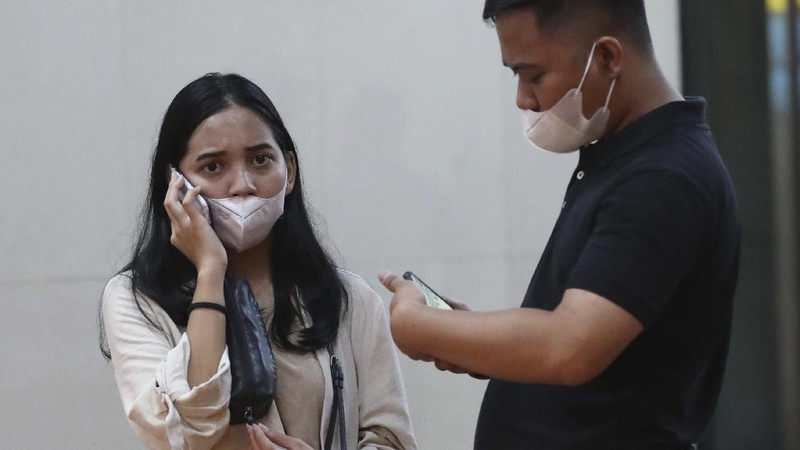 Kerabat penumpang menunggu laporan informasi keterangan Pesawat Sriwajaya Air di posko krisis Sriwijaya Air di Bandara Internasional Soekarno-Hatta di Tangerang, Indonesia, Sabtu, 9 Januari. , 2021.(AP Photo/Tatan Syuflana)
