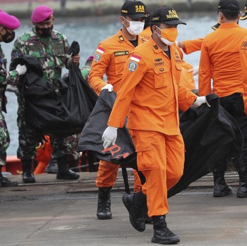 Potret Kantong Serpihan Pesawat & Body Part Korban Sriwijaya