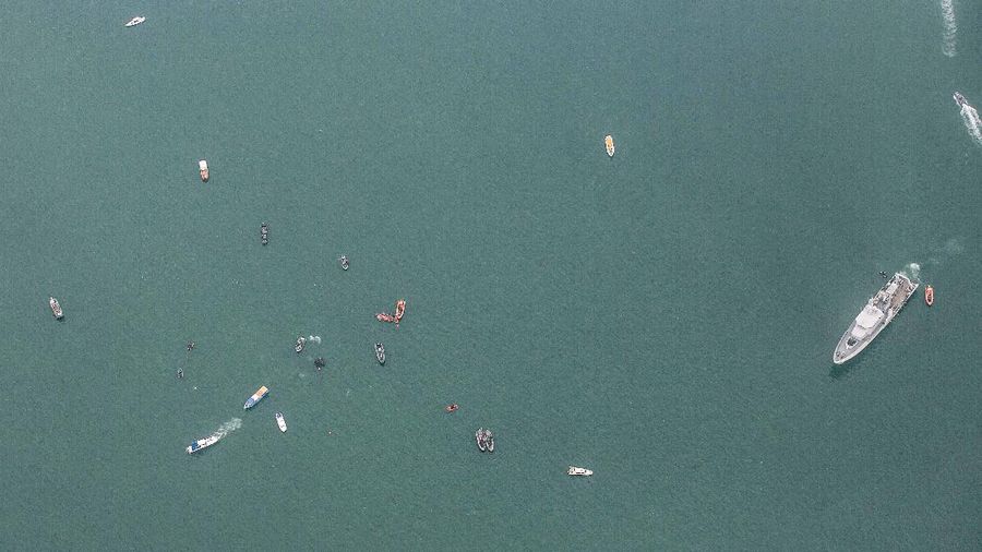 Tim penyelamat membawa kantong jenazah berisi jasad manusia yang ditemukan dari perairan tempat jet penumpang Sriwijaya Air jatuh, di Pelabuhan Tanjung Priok di Jakarta, Indonesia, Minggu, 10 Januari 2021.(AP Photo/Tatan Syuflana)