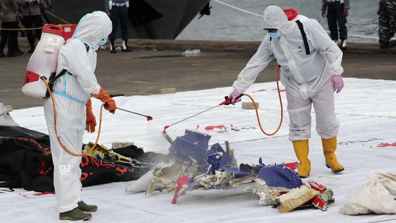 Penyelam Angkatan Laut Indonesia menemukan sebagian pesawat dari air selama operasi pencarian jet penumpang Sriwijaya Air yang jatuh ke laut dekat Jakarta, Indonesia, Minggu, 10 Januari 2021. (AP Photo/Achmad Ibrahim)