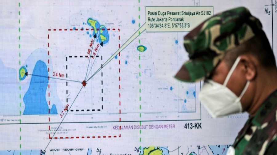 Anak Buah Kapal (ABK) KN Trisula melakukan pencarian dari kecelakaan pesawat Sriwijaya Air SJ-182 di perairan antara Pulau Lancang dan Pulau Laki, Kepulauan Seribu, Jakarra, Minggu (10/1/2021).
