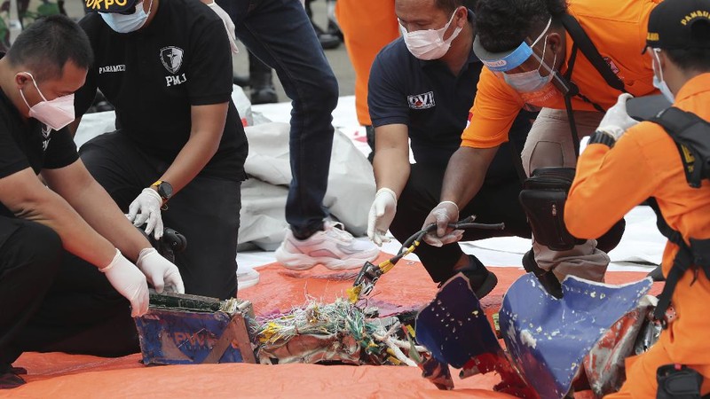Penyelam Angkatan Laut Indonesia menemukan sebagian pesawat dari air selama operasi pencarian jet penumpang Sriwijaya Air yang jatuh ke laut dekat Jakarta, Indonesia, Minggu, 10 Januari 2021. (AP Photo/Achmad Ibrahim)