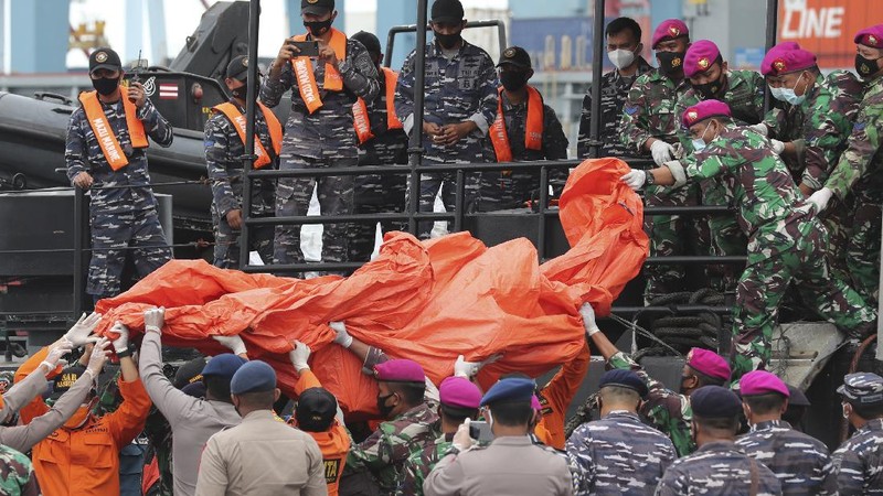 Penyelam Angkatan Laut Indonesia menemukan sebagian pesawat dari air selama operasi pencarian jet penumpang Sriwijaya Air yang jatuh ke laut dekat Jakarta, Indonesia, Minggu, 10 Januari 2021. (AP Photo/Achmad Ibrahim)