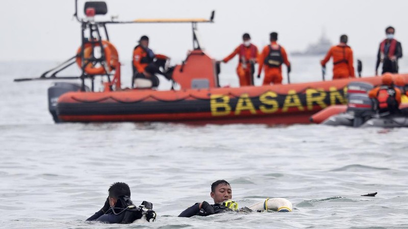 Penyelam Angkatan Laut Indonesia menemukan sebagian pesawat dari air selama operasi pencarian jet penumpang Sriwijaya Air yang jatuh ke laut dekat Jakarta, Indonesia, Minggu, 10 Januari 2021. (AP Photo/Achmad Ibrahim)