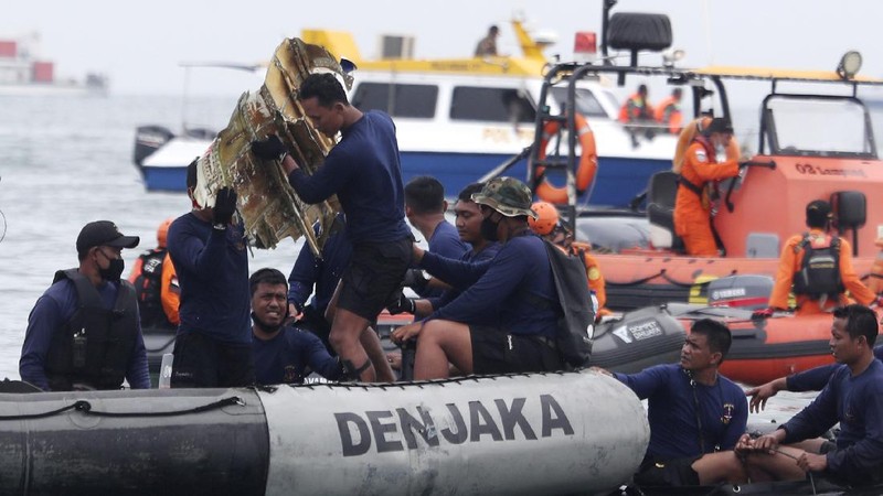 Penyelam Angkatan Laut Indonesia menemukan sebagian pesawat dari air selama operasi pencarian jet penumpang Sriwijaya Air yang jatuh ke laut dekat Jakarta, Indonesia, Minggu, 10 Januari 2021. (AP Photo/Achmad Ibrahim)
