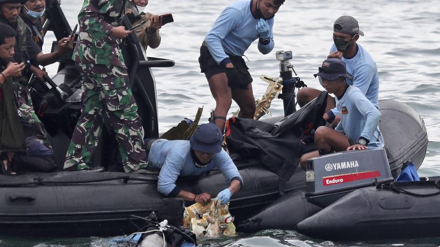 Penyelam Angkatan Laut Indonesia menemukan sebagian pesawat dari air selama operasi pencarian jet penumpang Sriwijaya Air yang jatuh ke laut dekat Jakarta, Indonesia, Minggu, 10 Januari 2021. (AP Photo/Achmad Ibrahim)