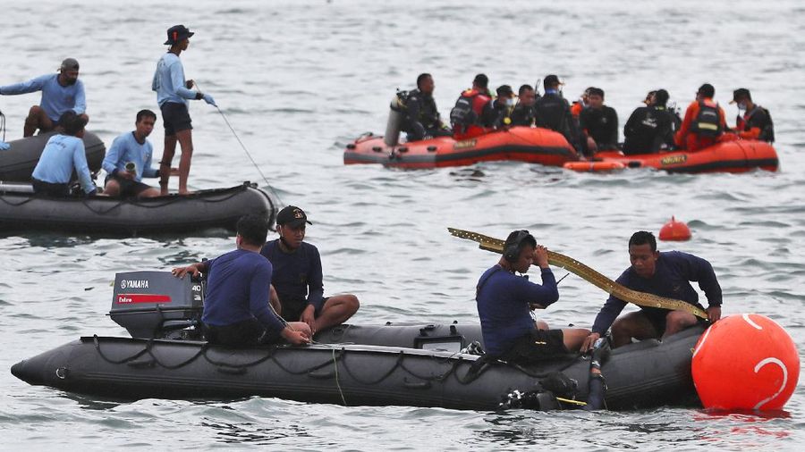 Penyelam Angkatan Laut Indonesia menemukan sebagian pesawat dari air selama operasi pencarian jet penumpang Sriwijaya Air yang jatuh ke laut dekat Jakarta, Indonesia, Minggu, 10 Januari 2021. (AP Photo/Achmad Ibrahim)