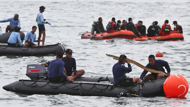 Penyelam Angkatan Laut Indonesia menemukan sebagian pesawat dari air selama operasi pencarian jet penumpang Sriwijaya Air yang jatuh ke laut dekat Jakarta, Indonesia, Minggu, 10 Januari 2021. (AP Photo/Achmad Ibrahim)