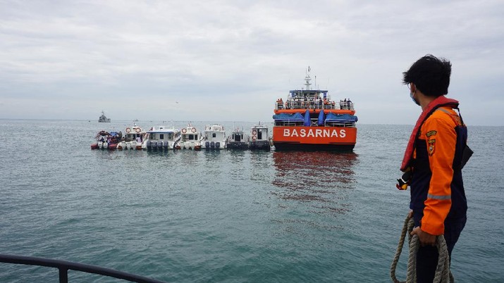 Tim patroli laut Bea Cukai dari Pangkalan Sarana Operasi Bea Cukai Tanjung Priok turut melakukan pencarian terhadap pesawat Sriwijaya Air SJ 182 tujuan Jakarta-Pontianak yang hilang kontak di sekitaran perairan Kepulauan Seribu pada Sabtu (09/01). Tim patroli laut Bea Cukai dari Pangkalan Sarana Operasi Bea Cukai Tanjung Priok turut melakukan pencarian terhadap pesawat Sriwijaya Air SJ 182 tujuan Jakarta-Pontianak yang hilang kontak di sekitaran perairan Kepulauan Seribu pada Sabtu (09/01).