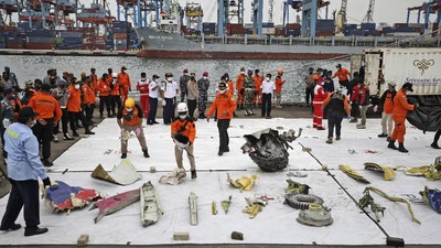 Bagian dari pesawat penumpang Sriwijaya Air yang ditemukan di Pelabuhan Tanjung Priok di Jakarta, Indonesia, Senin, 11 Januari 2021. (AP / Dita Alangkara) Parts of aircrafts found on the waters off Java Island where a Sriwijaya Air passenger jet crashed are laid out for inspection, at Tanjung Priok Port in Jakarta, Indonesia, Monday, Jan. 11, 2021. The search for the black boxes of a crashed Sriwijaya Air jet intensified Monday to boost the investigation into what caused the plane carrying dozens of people to nosedive at high velocity into the Java Sea. (AP Photo/Dita Alangkara)
