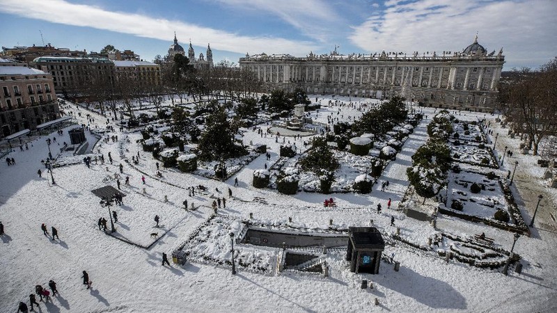 A man snowboards at the Gran Via avenue in downtown Madrid, Spain, Sunday, Jan. 10, 2021. A large part of central Spain including the capital of Madrid are slowly clearing snow after the country's worst snowstorm in recent memory. (AP Photo/Manu Fernandez)