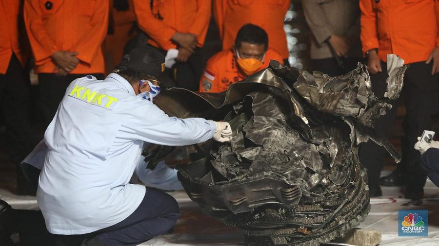 Petugas Basarnas menurunkan kantong jenazah dan puing korban pesawat Sriwijaya Air SJ182 yang jatuh di perairan Kepulauan Seribu, Kamis (14/1/2021). Selanjutnya tim Basarnas menyerahkan beberapa kantong jenazah yang telah dikumpulkan kepada Tim DVI dan KNKT untuk pemeriksaan (CNBC Indonesia/ Tri Susilo)