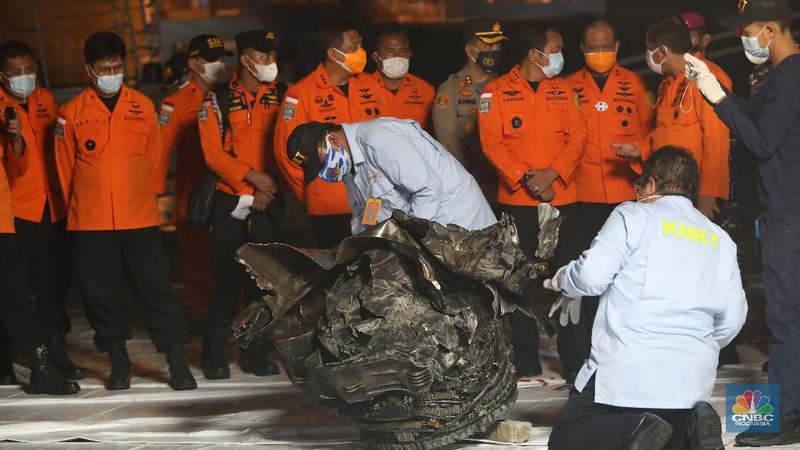 Prajurit TNI AL menurunkan bagian mesin turbin pesawat Sriwijaya Air SJ182 rute Jakarta-Pontianak dari KRI Cucut (886) di Dermaga JICT, Tanjung Priok, Jakarta, Minggu (10/1/2021). (CNBC Indonesia/ Andrean Kristianto)