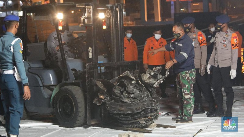 Prajurit TNI AL menurunkan bagian mesin turbin pesawat Sriwijaya Air SJ182 rute Jakarta-Pontianak dari KRI Cucut (886) di Dermaga JICT, Tanjung Priok, Jakarta, Minggu (10/1/2021). (CNBC Indonesia/ Andrean Kristianto)