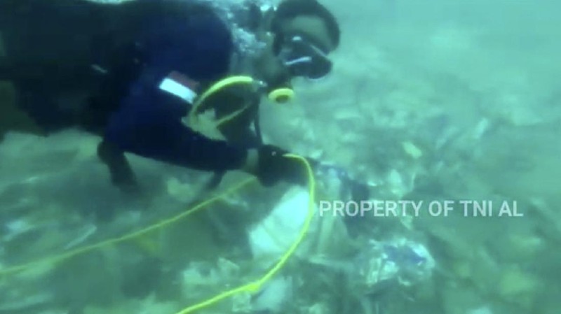 Suasana pencarian black box pesawat Sriwijaya Air SJ182 yang jatuh di wilayah Kepulauan Seribu, Senin (11/1/2021). (CNBC Indonesia/ Tri Susilo)