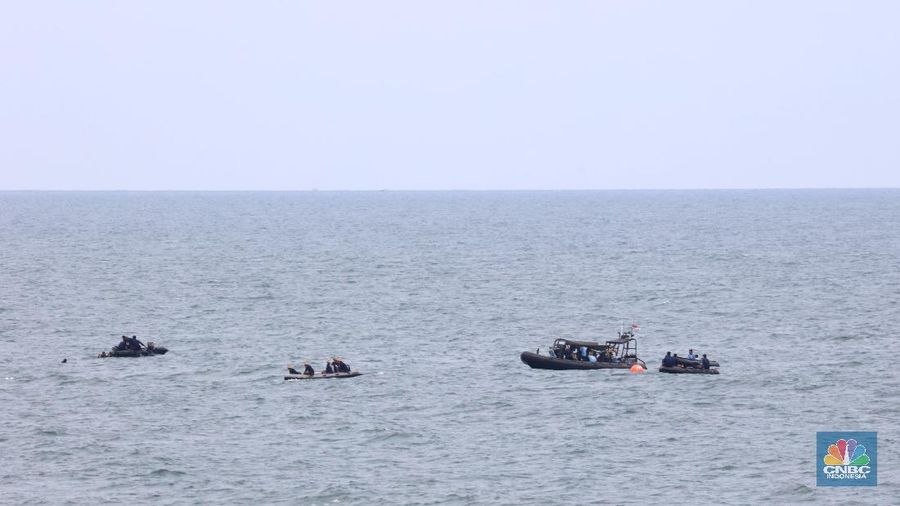 Suasana pencarian black box pesawat Sriwijaya Air SJ182 yang jatuh di wilayah Kepulauan Seribu, Senin (11/1/2021). (CNBC Indonesia/ Tri Susilo)