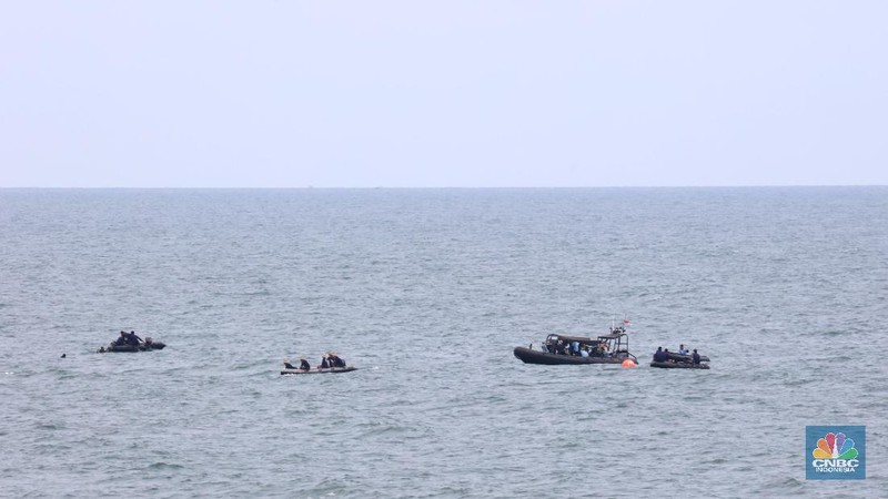 Suasana pencarian black box pesawat Sriwijaya Air SJ182 yang jatuh di wilayah Kepulauan Seribu, Senin (11/1/2021). (CNBC Indonesia/ Tri Susilo)