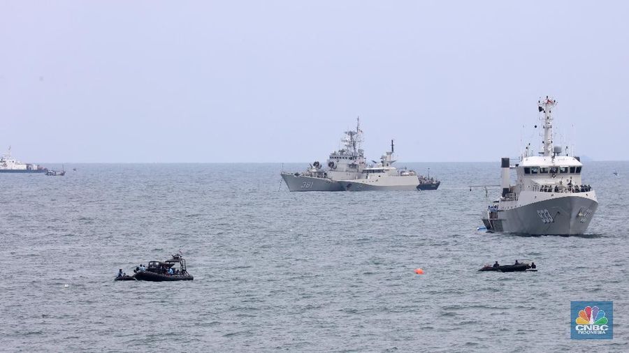 Suasana pencarian black box pesawat Sriwijaya Air SJ182 yang jatuh di wilayah Kepulauan Seribu, Senin (11/1/2021). (CNBC Indonesia/ Tri Susilo)