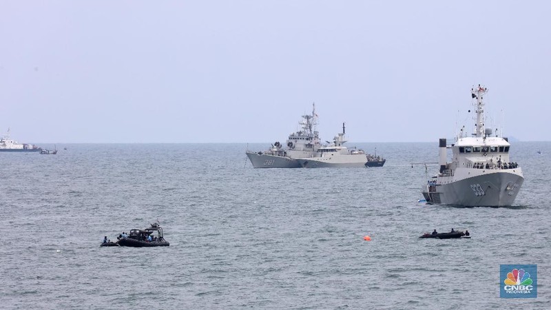 Suasana pencarian black box pesawat Sriwijaya Air SJ182 yang jatuh di wilayah Kepulauan Seribu, Senin (11/1/2021). (CNBC Indonesia/ Tri Susilo)