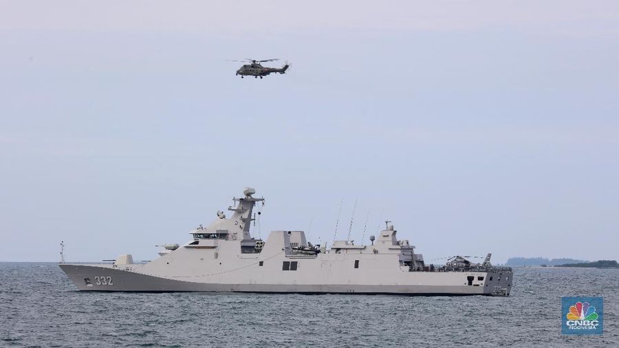 Suasana pencarian black box pesawat Sriwijaya Air SJ182 yang jatuh di wilayah Kepulauan Seribu, Senin (11/1/2021). (CNBC Indonesia/ Tri Susilo)