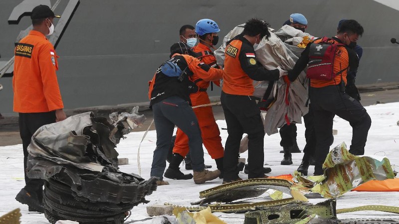 Suasana pencarian black box pesawat Sriwijaya Air SJ182 yang jatuh di wilayah Kepulauan Seribu, Senin (11/1/2021). (CNBC Indonesia/ Tri Susilo)
