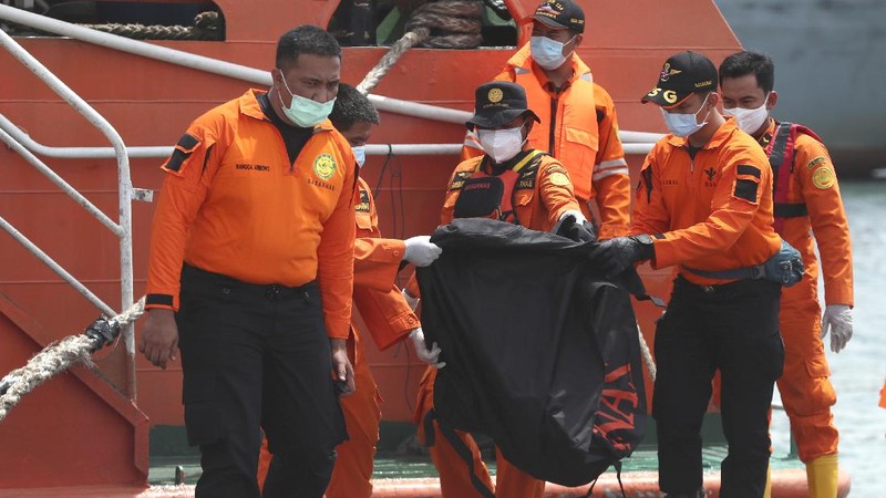 Suasana pencarian black box pesawat Sriwijaya Air SJ182 yang jatuh di wilayah Kepulauan Seribu, Senin (11/1/2021). (CNBC Indonesia/ Tri Susilo)