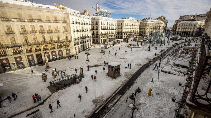 A man snowboards at the Gran Via avenue in downtown Madrid, Spain, Sunday, Jan. 10, 2021. A large part of central Spain including the capital of Madrid are slowly clearing snow after the country's worst snowstorm in recent memory. (AP Photo/Manu Fernandez)