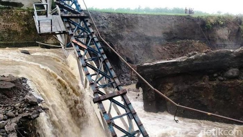 Jembatan kereta api (KA) di Dukuh Timbang Desa Tonjong, Kecamatan Tonjong, Kabupaten Brebes, Jawa Tengah, terputus akibat banjir bandang. (detikcom/Imam Suripto)