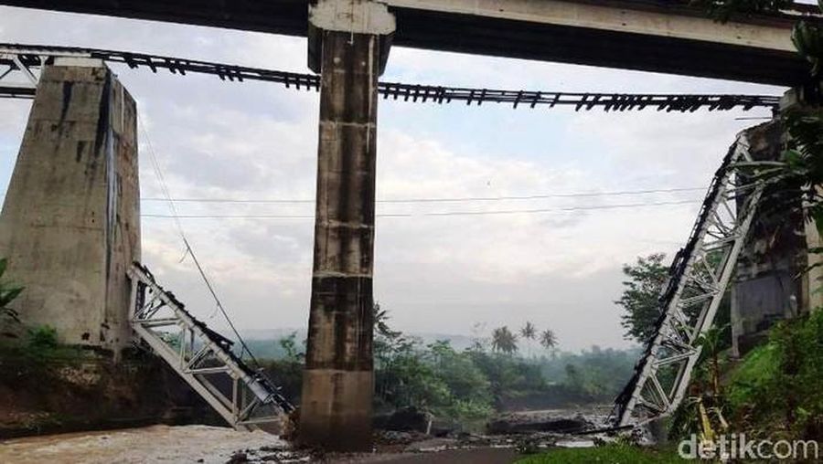 Jembatan kereta api (KA) di Dukuh Timbang Desa Tonjong, Kecamatan Tonjong, Kabupaten Brebes, Jawa Tengah, terputus akibat banjir bandang. (detikcom/Imam Suripto)