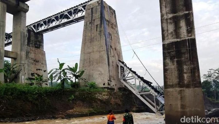 Jembatan kereta api (KA) di Dukuh Timbang Desa Tonjong, Kecamatan Tonjong, Kabupaten Brebes, Jawa Tengah, terputus akibat banjir bandang. (detikcom/Imam Suripto)