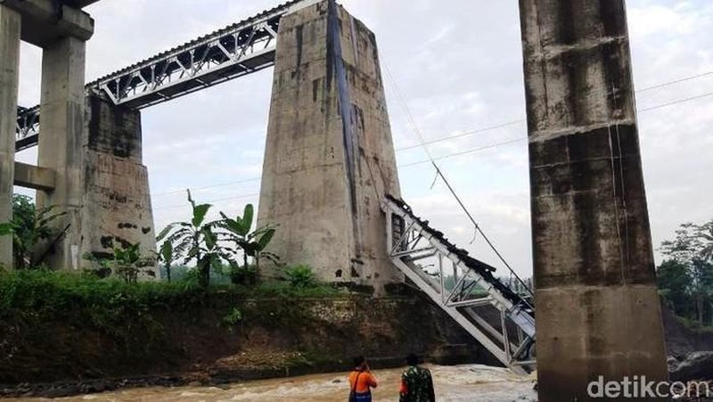 Jembatan kereta api (KA) di Dukuh Timbang Desa Tonjong, Kecamatan Tonjong, Kabupaten Brebes, Jawa Tengah, terputus akibat banjir bandang. (detikcom/Imam Suripto)