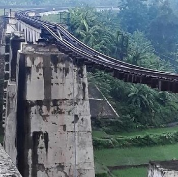 Penampakan Jembatan KA di Brebes Putus Gegara Banjir Bandang
