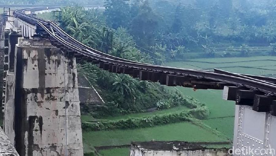 Jembatan kereta api (KA) di Dukuh Timbang Desa Tonjong, Kecamatan Tonjong, Kabupaten Brebes, Jawa Tengah, terputus akibat banjir bandang. (detikcom/Imam Suripto)
