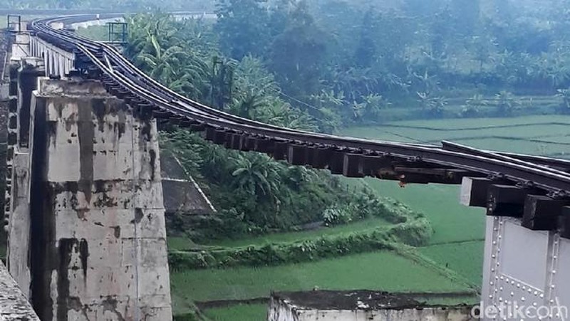 Jembatan kereta api (KA) di Dukuh Timbang Desa Tonjong, Kecamatan Tonjong, Kabupaten Brebes, Jawa Tengah, terputus akibat banjir bandang. (detikcom/Imam Suripto)