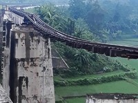 Penampakan Jembatan KA di Brebes Putus Gegara Banjir Bandang