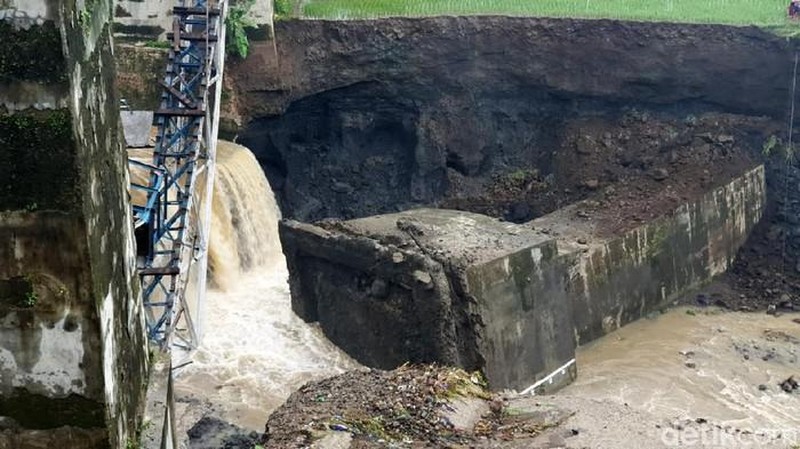 Jembatan kereta api (KA) di Dukuh Timbang Desa Tonjong, Kecamatan Tonjong, Kabupaten Brebes, Jawa Tengah, terputus akibat banjir bandang. (detikcom/Imam Suripto)